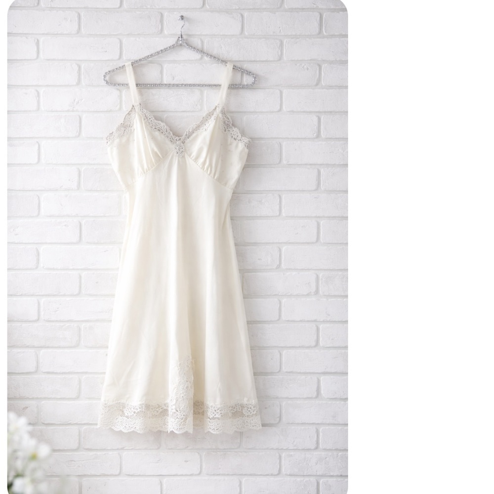 Vintage Aristocraft by Superior 1950s 1960s White Lace Trim Nylon Slip Size 34